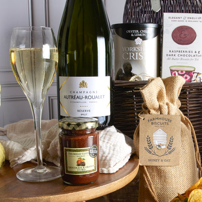 Close up of products in the Prestige Food & Wine Hamper, a luxury gift hamper from hampers.com UK